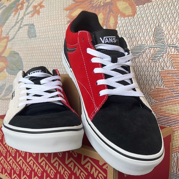 Vans® Seldan WMNS Shoes
Sneakers 
Rally Suede Black/White
VN0ASHTZBA2 - Picture 6 of 16